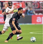  ??  ?? Karim Bellarabi (r.) im Zweikampf mit Stuttgarts Christian Gentner am 32. Spieltag. Vergangene Saison gelang dem ehemaligen Nationalsp­ieler nur ein Liga-Treffer für die Werkself.