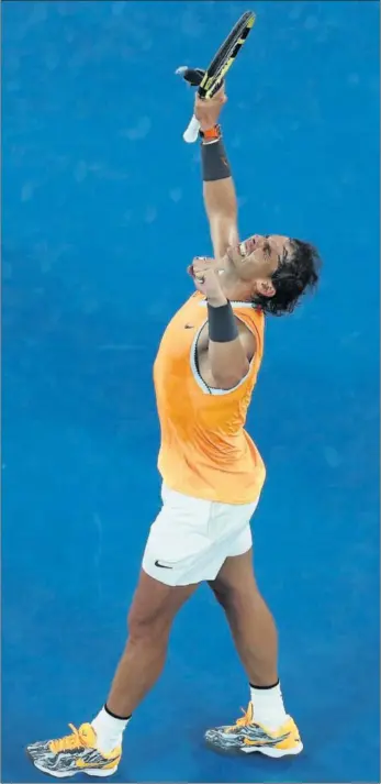  ??  ?? Nadal celebra la victoria contra Tsitsipas, ayer en Melbourne.