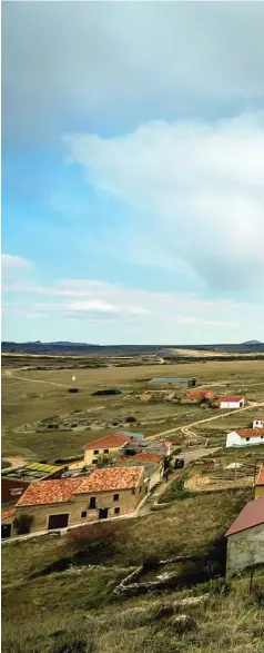  ?? ?? Panorámica general de Chequilla, uno de los pueblos de España con menos de 10 habitantes