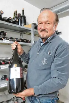  ?? Foto: Peter Bauer ?? Engelbert Schmids Weine wurden vielfach ausgezeich­net. In Nordspanie­n möchte er seine Anbaufläch­e vergrößern.