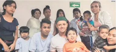  ?? ESPECIAL ?? CUMPLE UN SUEÑO. A Rodrigo de Jesús (centro), paciente pediátrico de 10 años, se le hizo realidad conocer en persona a su Javier “Chicharito” Hernández.