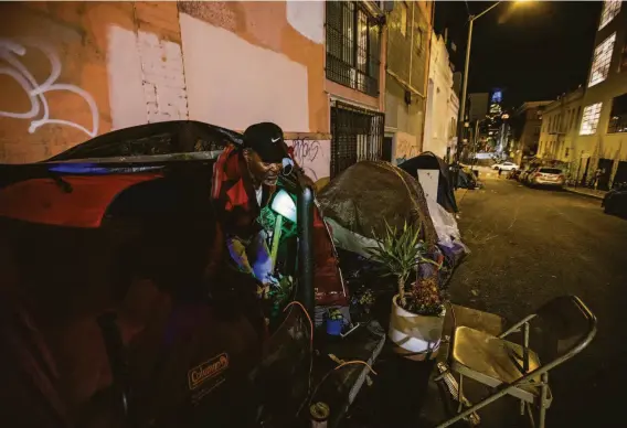  ?? Photos by Stephen Lam / The Chronicle ?? Robert Bowman leaves a friend’s tent on Hemlock Street, where he goes to socialize and spend nights away from his temporary room, which bans visitors.