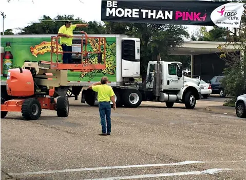  ?? Staff photo by Les Minor ?? ■ Workers prepare downtown Texarkana for the Susan G. Komen Race for the Cure.