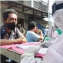  ?? DIMAS NUR APRIYANTO/JAWA POS ?? TRACING: Petugas Puskesmas Benowo melakukan rapid test kepada 100 pedagang di Pasar Podo Tresno Uka Sememi. Hasil tes enam peserta di antaranya reaktif.