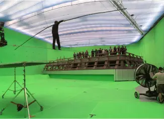  ?? ?? Left: The green screen set for The Walk allows Joseph Gordon-levitt to perform what will become a very highwire act