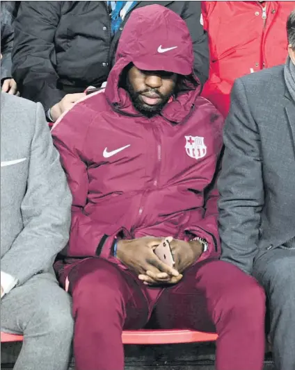  ?? FOTO: MANEL MONTILLA ?? Samuel Umtiti no entró en la lista de 18 y siguió el PSV-Barça desde la grada y tocado por sus molestias