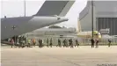  ??  ?? Heiß ersehnte Ankunft des Bundeswehr­Sanitätste­ams am Flughafen in Lissabon