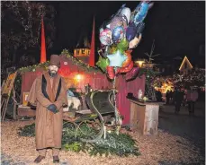  ?? FOTO: SUSI DONNER ?? Andreas Heinrich ist der Luftballon­mann – nicht nur auf der Hafenweihn­acht. Aber anstatt, wie im Bild aus dem vergangene­n Jahr am Rüberplatz, wird er heuer im „Haus zum Baumgarten“zu finden sein.