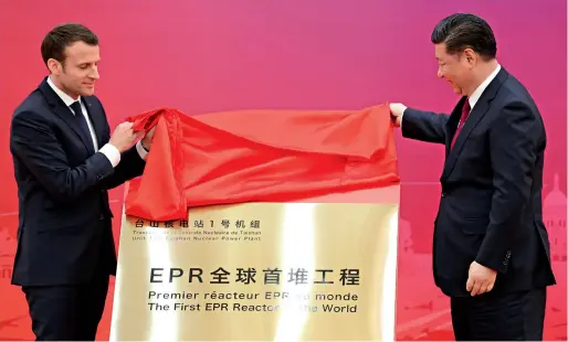  ??  ?? Le 9 janvier 2018, Xi Jinping et Emmanuel Macron, réunis au Grand Palais du Peuple à Beijing, dévoilent une plaque pour le premier réacteur EPR au monde à la centrale nucléaire de Taishan.