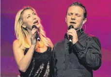  ?? FOTO: SIMON SCHNEIDER ?? Stefan Mross singt gemeinsam mit seiner Freundin Anna-Carina Woitschack auf der Bühne der Tuttlinger Stadthalle.