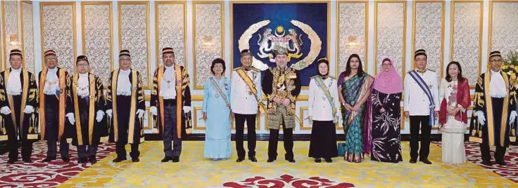  ?? [FOTO BERNAMA] ?? Seri Paduka bergambar bersama Dr Mahathir, Dr Siti Hasmah, Dr Wan Azizah; Yang di-pertua Dewan Negara, Senator Tan Sri SA Vigneswara­n (lima dari kiri) dan Yang Dipertua Dewan Rakyat, Datuk Muhamad Arif Md Yusof (empat dari kiri) pada Istiadat Pembukaan Penggal Pertama Majlis Parlimen Ke-14 di Parlimen, semalam.