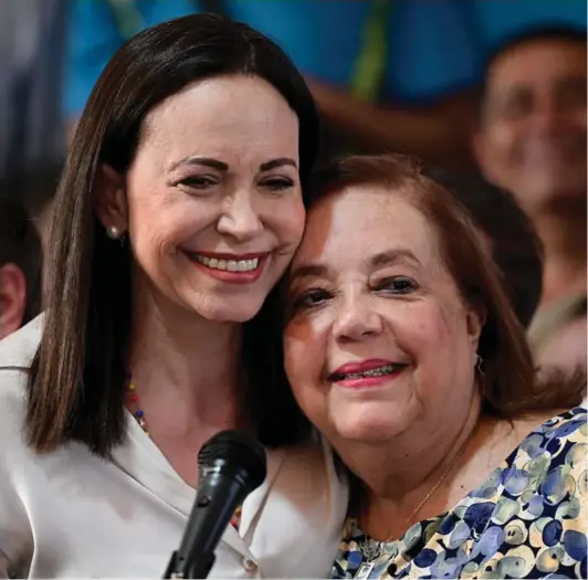  ?? ?? ► María Corina Machado junto a Corina Yoris, luego de respaldar su nominación como candidata presidenci­al.