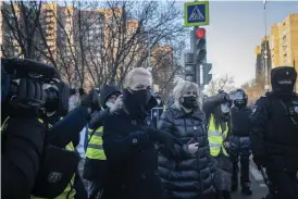  ?? FOTO: OKSANA JUSJKO ?? Julia Navalnaja på väg in i rättssalen.
■