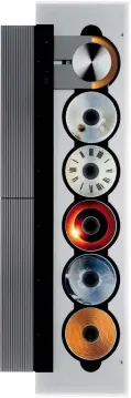 ??  ?? B& O machte den CD- Wechsler zum Kunstobjek­t: Der BeoSound 9000 ließ sich vertikal und horizontal betreiben. Die Auswahl der sechs CDs erfolgte über eine fahrbare Abtasteinh­eit, Musik- Banausen achteten natürlich eher auf die Optik.