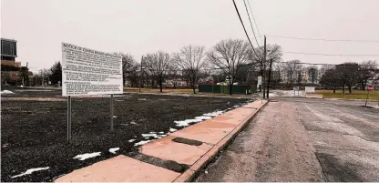  ?? Jared Weber/Hearst Connecticu­t Media ?? The site of the approved 100 Clinton residentia­l developmen­t, viewed from Division Street, in Stamford.