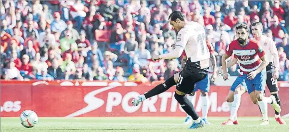  ?? FOTO: GETTY ?? Raúl De Tomás, ejecutando el pasado sábado en el Nuevo Los Cármenes de Granada el lanzamient­o de penalti de la discordia