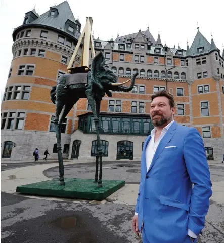  ??  ?? Le directeur artistique de la Galerie d’art du Château Frontenac, Sylvain Fortier, devant le bronze qui évoque un éléphant attiré vers l’espace et dont les pattes s’étirent en raison de la gravité.