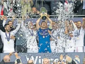  ??  ?? IKER LA LEVANTÓ. Casillas alzó la Supercopa como capitán.