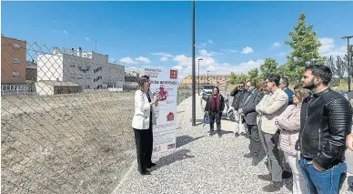  ?? GUILLERMO MESTRE ?? Lola Ranera presentó ayer su programa de vivienda en el barrio de Valdefierr­o.