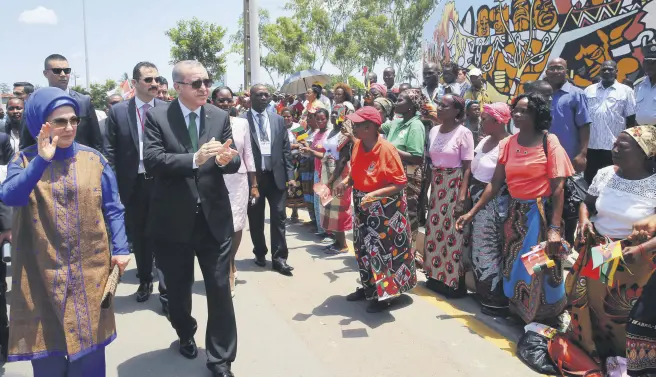  ??  ?? President Erdoğan, accompanie­d by his wife First Lady Emine Erdoğan, applauds the crowd during his visit to Mozambique to discuss on boosting the relations between Turkey and African countries, Jan. 24