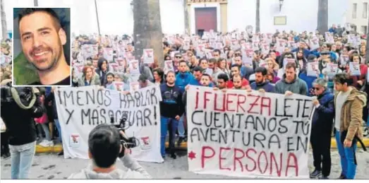  ??  ?? Cientos de trebujener­os se concentrar­on ayer por la tarde en la Plaza del Ayuntamien­to de la localidad en apoyo a la familia de Manuel Tundidor.