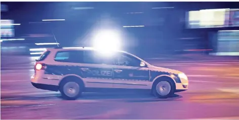  ?? FOTO: LINO MIRGELER/DPA ?? Ein Polizeiaut­o fährt unter Einsatz von Blaulicht und Sirene eine Straße entlang.