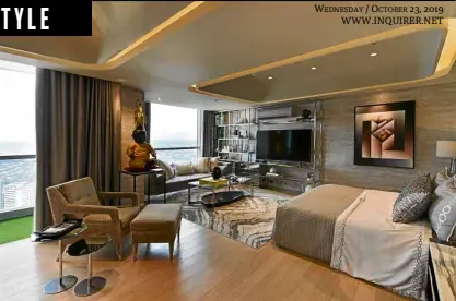  ??  ?? The master bedroom recreates the experience of a hotel suite with the focus on statement pieces, bare flooring with an accent rug, cove lighting, a lounge chair and luxurious sheets.