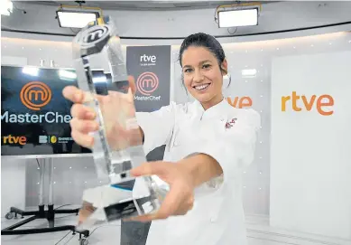  ?? RTVE ?? La valenciana Ángela Gimeno muestra el trofeo que la acredita como ganadora de ‘Masterchef’.