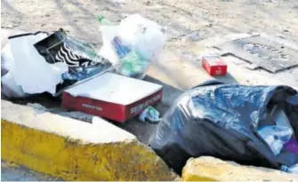  ?? EDUARDO DE LA VEGA ?? En Pachuca se observan nuevamente montones de basura en la vía pública
