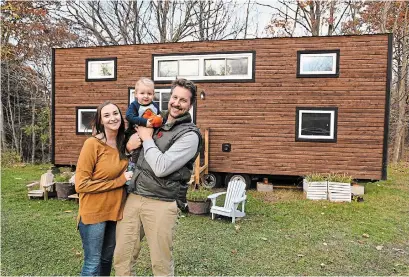  ?? CATHIE COWARD THE HAMILTON SPECTATOR ?? Bianca, her husband, Justin, and son, Bodie, moved three months ago into their tiny house in the Hamilton area.