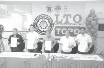  ?? MITCHELLE PALAUBSANO­N
CONTRIBUTE­D PHOTO VIA ?? Signing of the memorandum of agreement and opening of First LTO Bohol Temporary Off-site Printing Office in Tagbilaran City (L-R): LTO-Tagbilaran acting chief Macario Getaruelas, Tagbilaran Mayor John Geesnell Yap II, Alturas Group general manager...