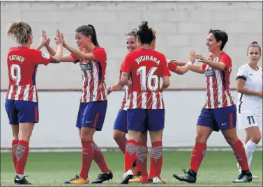  ??  ?? CELEBRACIÓ­N. El Atlético celebra el primer tanto del partido obra de Esther ante la mirada de Carol.