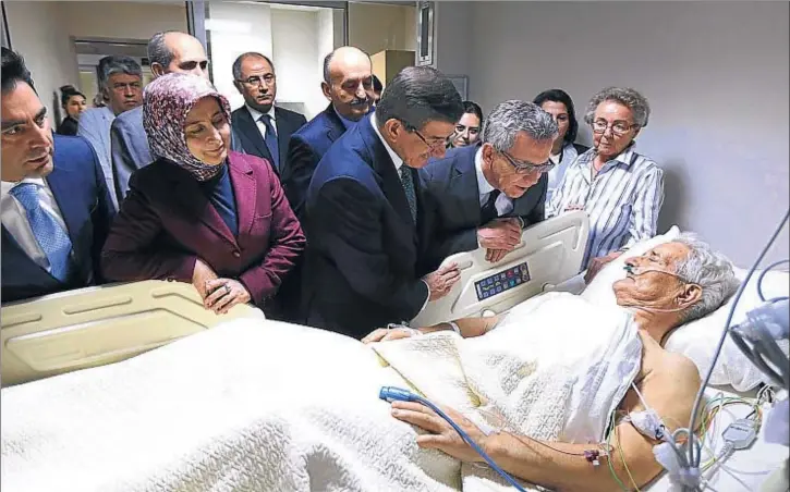  ?? UMIT BEKTAS / REUTERS ?? El primer ministro, Ahmet Davutoglu, y su esposa visitan a un herido junto al ministro del Interior alemán, Thomas de Maizière