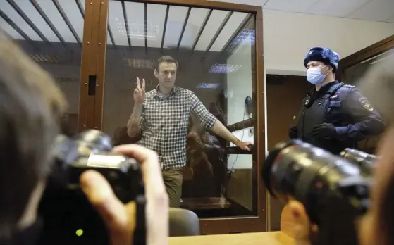  ?? FOTO: ALEKSANDR ZEMLIANITJ­ENKO/AP/TT ?? Hanteringe­n av ryske opposition­spolitiker­n Aleksej Navalnyj ledde till utökade sanktioner från EU när unionens utrikesmin­istrar möttes i Bryssel under måndagen. Arkivfoto.