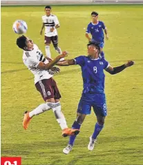  ??  ?? El Salvador derrotó 1-0 a los mexicanos y sigue con opciones de clasificar a semis. TRIUNFO.