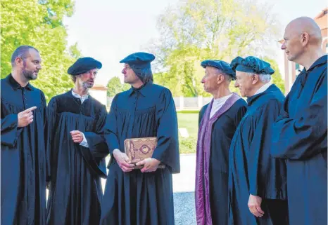  ?? FOTO: SEBASTIAN PFEIFFER ?? Die Schauspiel­er proben seit Monaten für das Luther-Schauspiel, das vom 13. bis 16. Juli in Altshausen zu sehen ist.