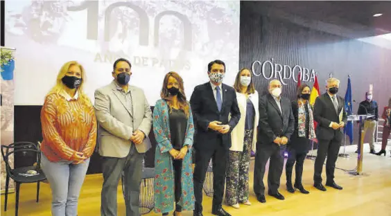  ?? MANUEL MURILLO ?? Autoridade­s y representa­ntes de los patios, ayer tras la inauguraci­ón de las jornadas técnicas en el Centro de Recepción de Visitantes de Córdoba.