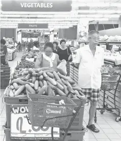  ??  ?? Patrons shopping for vegetables and fresh produce at Emart Supermarke­t Riam.