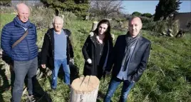  ?? (Photo Luc Boutria) ?? Avec Frédéric Fiore (à droite), le groupe Un Pradet pour tous s’indigne de voir une nouvelle fois des arbres coupés sur la commune.