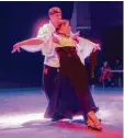  ?? Foto: Lena Huber ?? Arno und Jasmin Hoffmann unterhielt­en das Publikum mit ihrer leidenscha­ftli chen Paso Doble und Rumba Show.