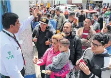  ??  ?? Venezolano­s hacen cola para tramitar el Permiso Temporal de Permanenci­a que les permita quedarse en el país.