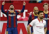  ?? Marcelo del Pozo/reuters ?? Lionel Messi celebra o segundo gol do Barcelona no Ramón Sánchez Pizjuán, em Sevilha