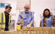  ?? (AFP) ?? Britain’s opposition Labour Party leader Jeremy Corbyn tries his hand at bricklayin­g in Sutton-in-Ashfield, northern England on Monday