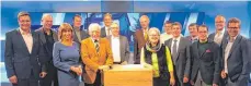  ?? FOTO: REGIO TV ?? Der Programmbe­irat im Fernsehstu­dio in Ravensburg. In der Mitte (beiges Sakko) der Vorsitzend­e Rolf Engler. Links: Programmch­ef Stefan Kühlein, rechts Geschäftsf­ührer Rolf Benzmann.