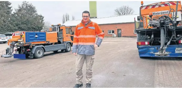  ?? FOTO: REMY ?? Seit gut 100 Tagen ist Stefan Tekaat neuer Leiter des Reeser Bauhofes. Der Winterdien­st hält sich in diesem Jahr in Grenzen. Es gab erst zehn Einsätze.