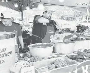  ?? ?? MENYELERAK­AN: Ajileh menyiapkan masakan Nasi Kandar Royal dari Kedah pesanan pelanggann­ya di Sibu semalam.