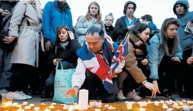  ?? AFP ?? Anoche se rindió un homenaje a las víctimas, en la céntrica plaza de Trafalgar, donde la gente encendió velas.