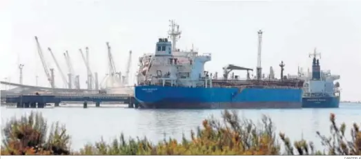  ?? CANTERLA ?? Dos buques amarrados al Muelle Ingeniero Juan Gonzalo en la mañana de ayer en el Puerto de Huelva.