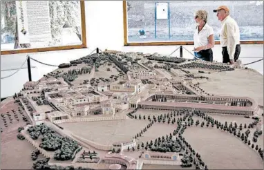  ?? RICK STEVES/RICK STEVES’ EUROPE ?? A model of Hadrian’s Villa helps visitors appreciate the vastness of the complex, much of which is now rubble.