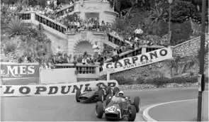  ??  ?? Moss slips inside Bonnier’s BRM going into the Station Hairpin